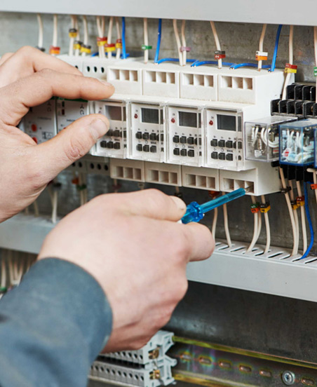 Hombre reparando instalación eléctrica